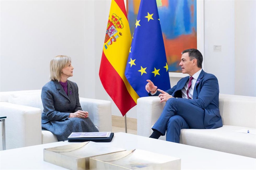 Archivo - El presidente del Gobierno, Pedro Sánchez, durante un encuentro con la presidenta de la Federación de Municipios y Provincias (FEMP), María José García-Pelayo, en el Complejo de la Moncloa, a 25 de noviembre de 2024, en Madrid (España).