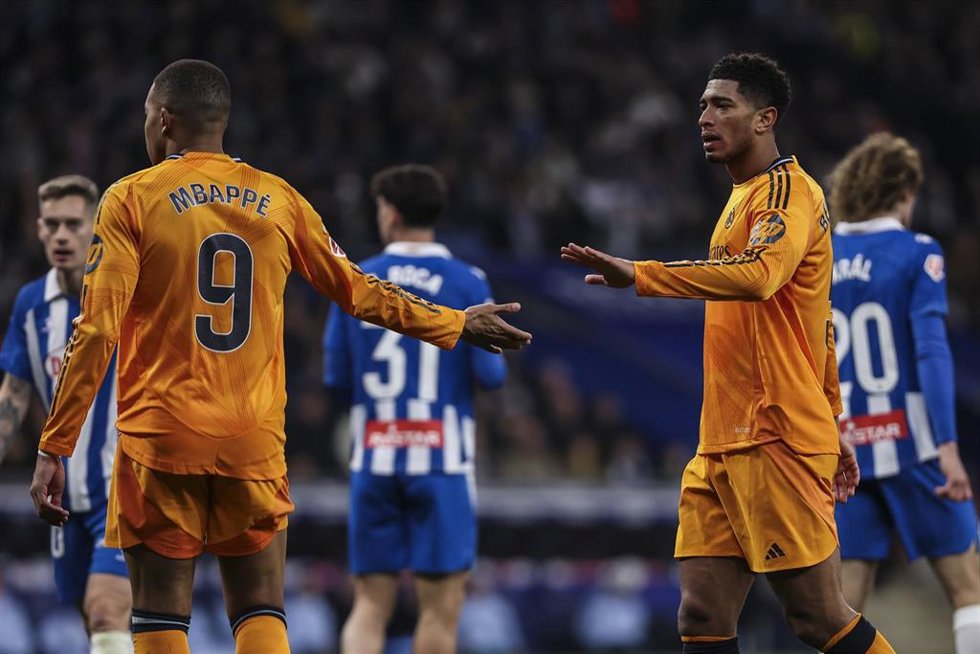 Los jugadores del Real Madrid Jude Bellingham y Kylian Mbappé, ante el RCD Espanyol en el RCDE Stadium.