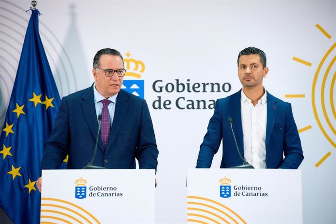 El consejero de Educación, Poli Suárez, junto con el director general de Infraestructuras y Equipamientos, Iván G. Carro