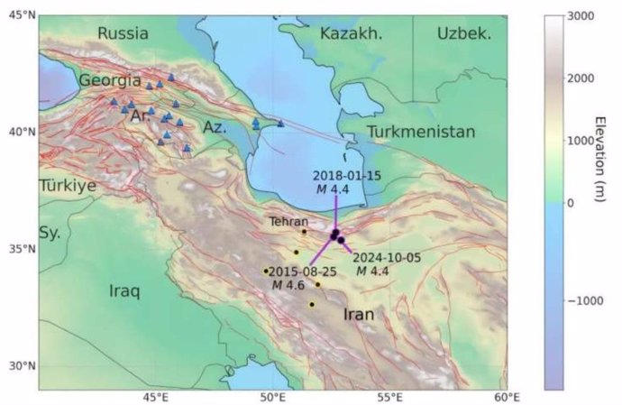 Los triángulos marcan los sismómetros utilizados para estudiar el terremoto del 5 de octubre de 2024,  Las principales instalaciones nucleares iraníes se muestran como puntos amarillos y negros. Las líneas rojas indican las principales zonas de fallas.