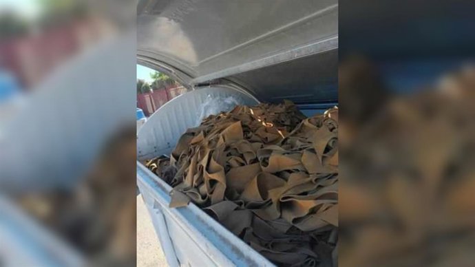 Tres identificats 'in fraganti' per abocar tones de restes industrials d'Elx.