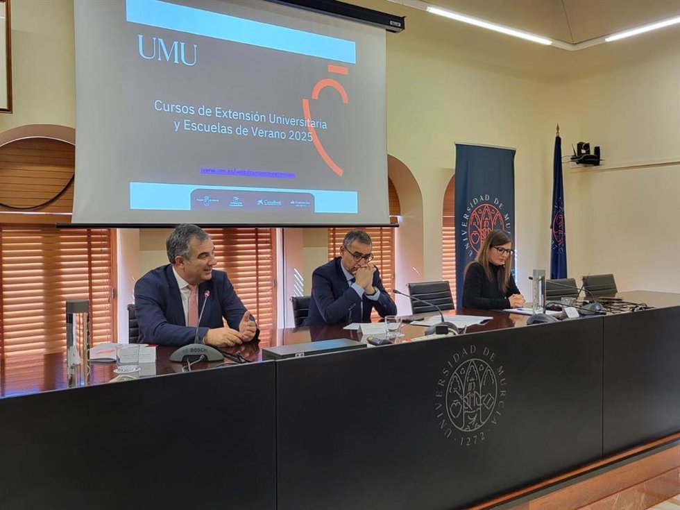 El consejero de Medio Ambiente, Universidades, Investigación y Mar Menor, Juan María Vázquez; el rector de la Universidad de Murcia, José Luján, y la vicerrectora de Formación Continua de la institución docente, Ana Vanesa Valero