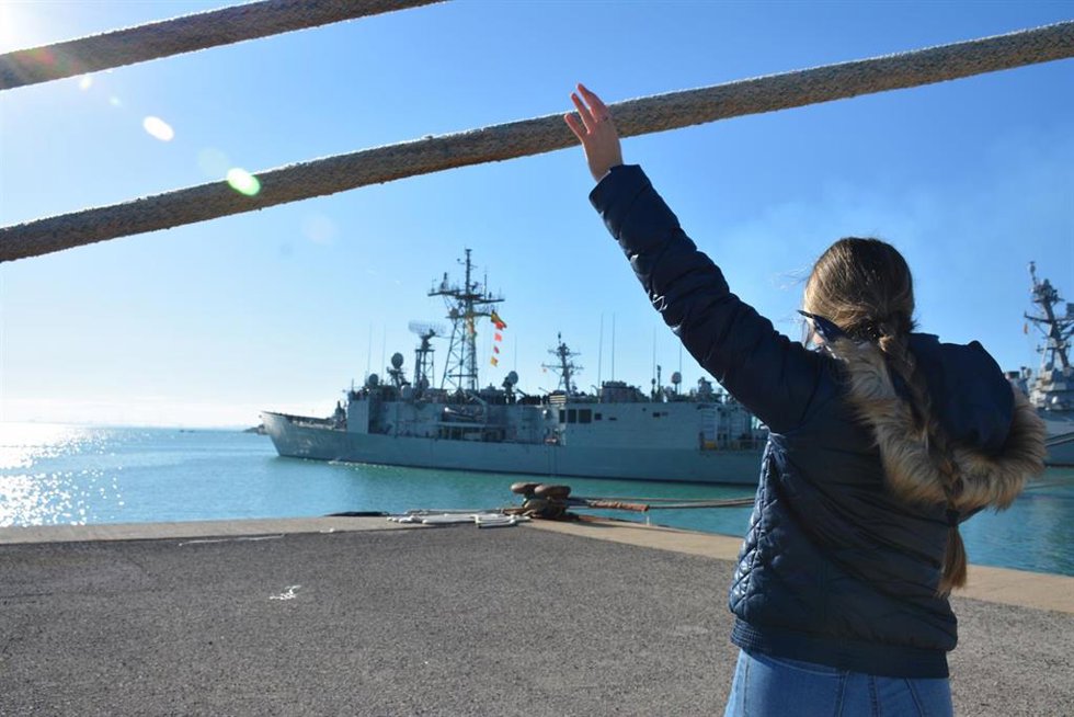 Una niña despide a la fragata 'Reina Sofía' en Rota que parte rumbo a la Operación Atalanta.
