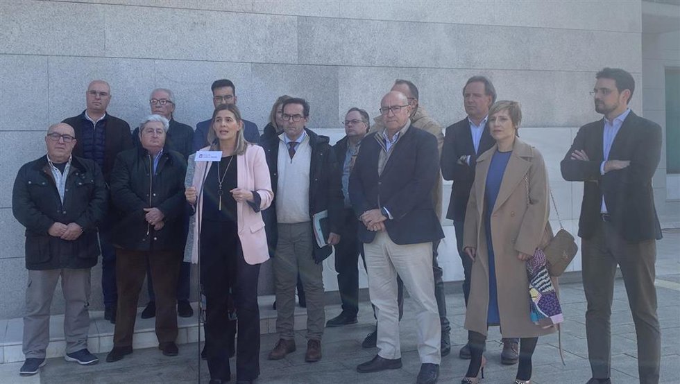 Alcaldes del PP del entorno de la A-5 y la secretaria general del PP, Carolina Agudo.