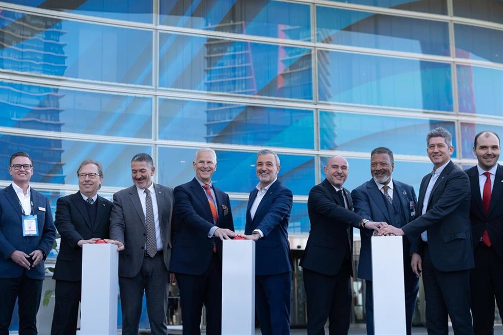 El conseller Albert Dalmau y el director general de ISE, Michael Blackman, a su llegada a la inauguración de la feria ISE, acompañados del alcalde Jaume Collboni y el conseller de Empresa y Trabajo, Miquel Smper.