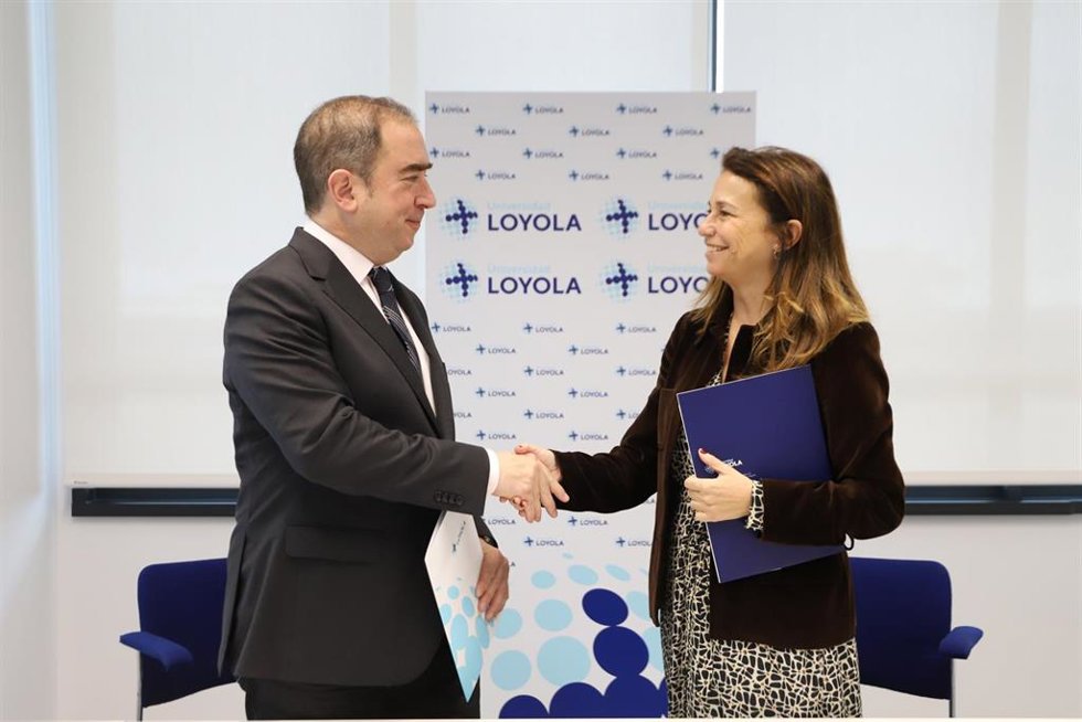 Firma del convenio entre la directora territorial de San Juan de Dios en Andalucía y Canarias, María José Daza y el rector de la Universidad Loyola, Fabio Gómez-Estern.