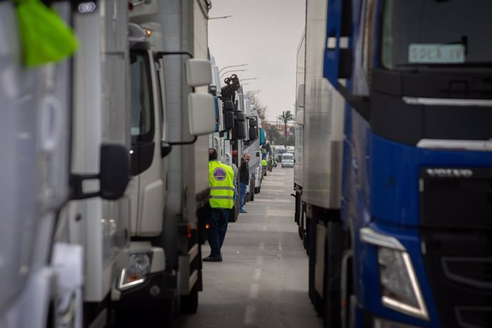 Archivo - Trànsit de transportistes prop de la ronda de Dalt