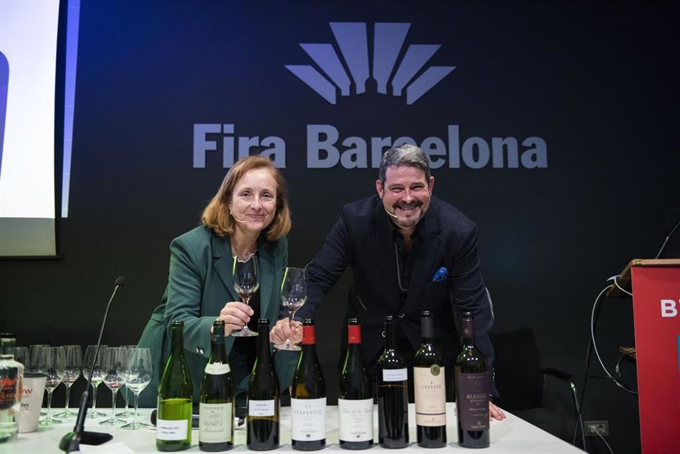 La directora de innovación de Familia Torres, Mireia Torres, y el sumiller Sergi Castro, en la cata de Familia Torres en la BWW, celebrada en el recinto de Montjuc de Fira de Barcelona