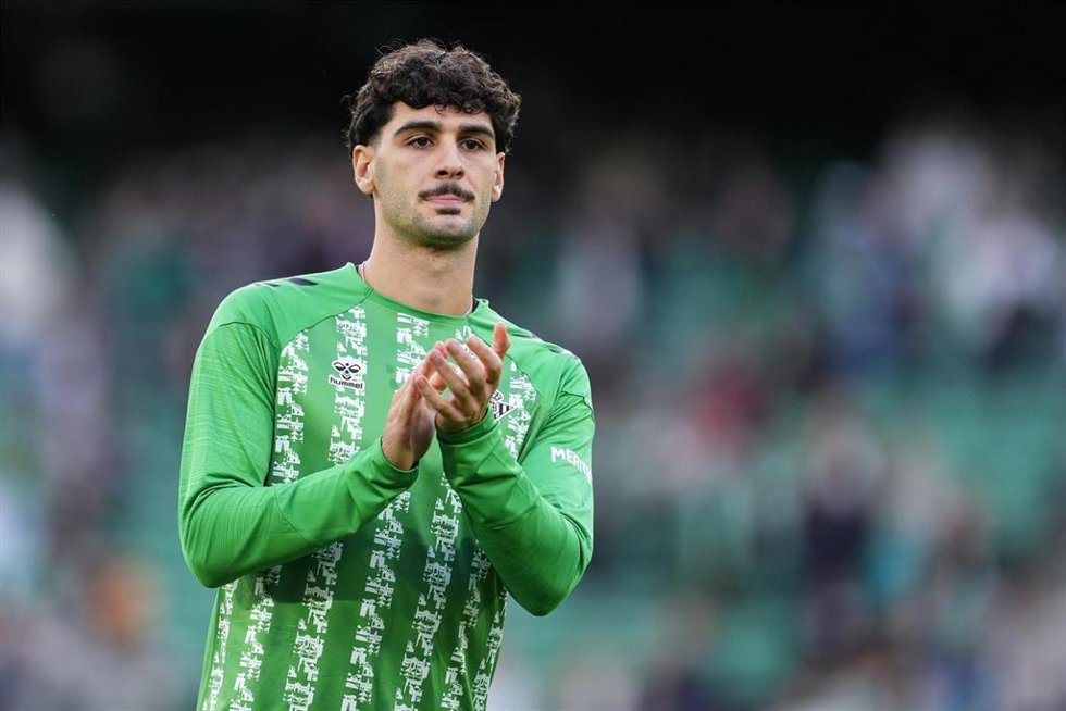 Archivo - El centrocampista estadounidense Johnny Cardoso, durante un calentamiento con el Real Betis en el Benito Villamarín. 