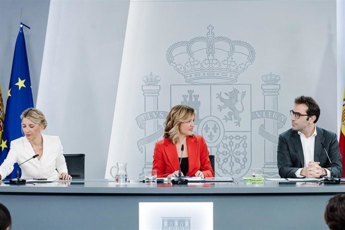 (I-D) La vicepresidenta segunda y ministra de Trabajo y Economía Social, Yolanda Díaz; la ministra de Educación, Formación Profesional y Deportes y portavoz del Gobierno, Pilar Alegría, y el ministro de Economía Comercio y Empresa, Carlos Cuerpo, durante 