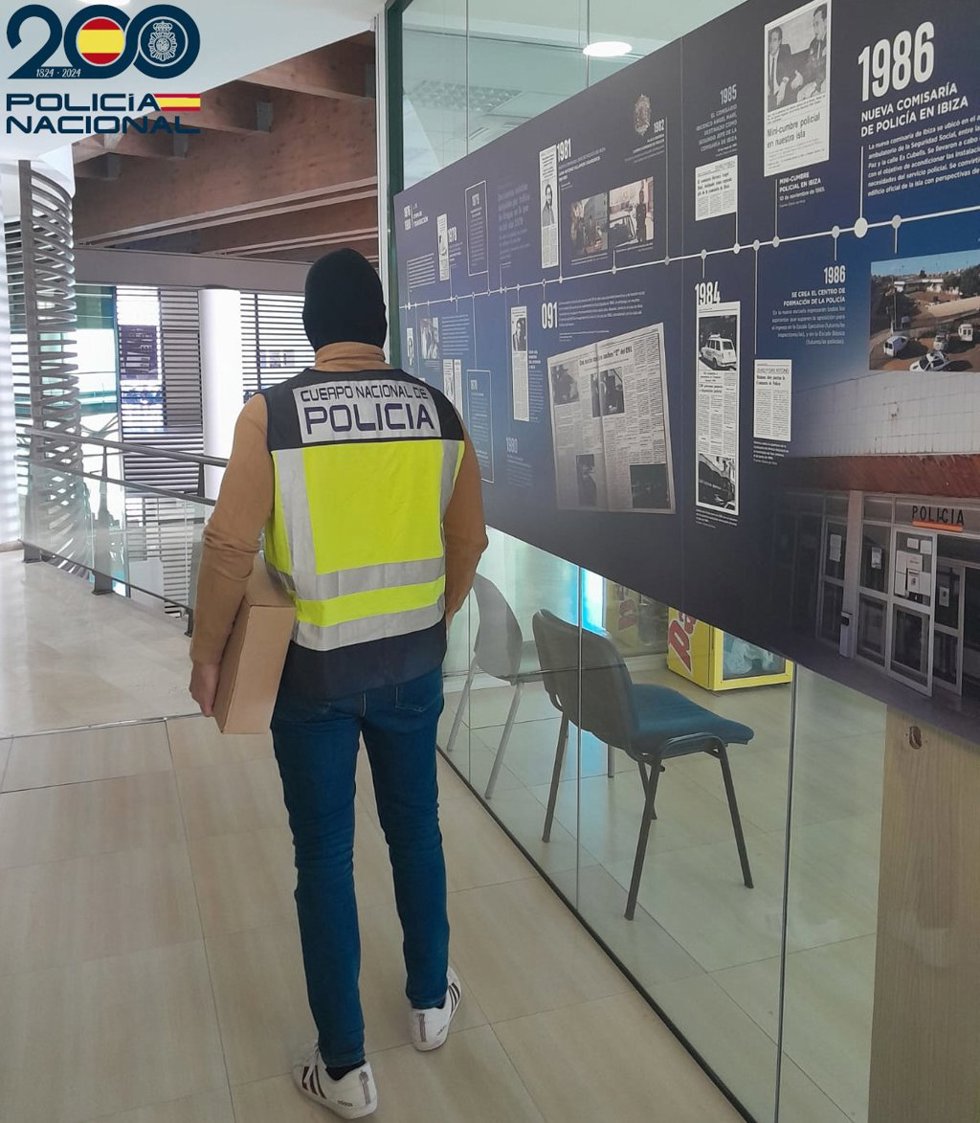 Un agente de Policía Nacional, de espaldas.