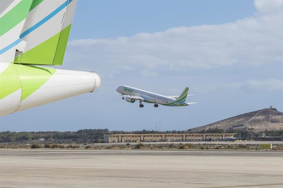 Archivo - Aviones de la compañía Binter.