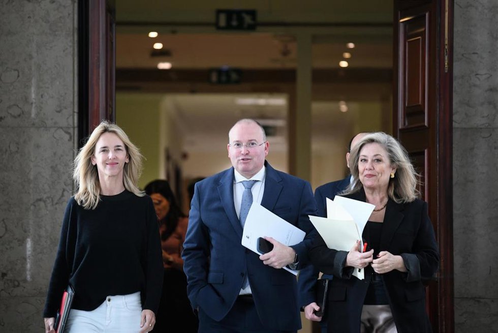 La diputada del PP Cayetana Álvarez de Toledo y el portavoz del PP en el Congreso, Miguel Tellado, a su llegada a una reunión de la Junta de Portavoces, en el Congreso de los Diputados, a 4 de febrero de 2025, en Madrid (España).