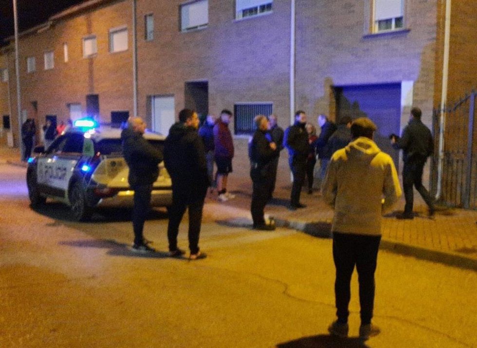 Policía Local y vecinos en el lugar donde se produjo la detención