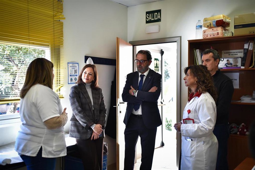 La delegada del Gobierno andaluz en Málaga, Patricia Navarro,  ha visitado junto al delegado territorial de Salud y Consumo, Carlos Bautista, el centro de salud de El Cónsul.