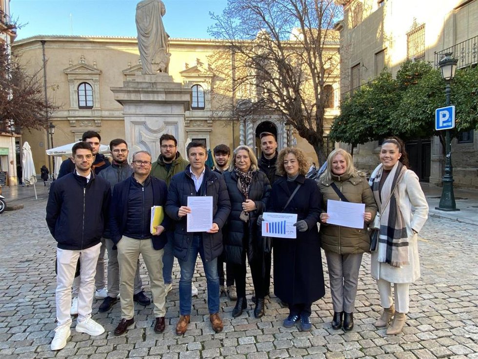 Rueda de prensa del PP de Granada sobre los campus de Ceuta y Melilla en la Plaza de la Universidad