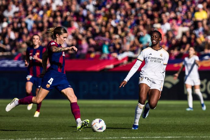 Archivo - Naomie Feller of Real Madrid Femenino in action against Maria Leon Mapi of Fc Barcelona Femenino during the Spanish league, Liga F, football match played between Fc Barcelona and Real Madrid at Estadi Olimpic on November 19, 2023 in Barcelona, S