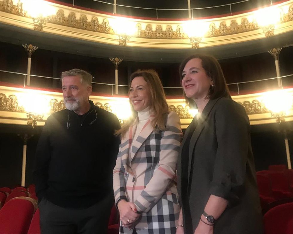 El director del musical 'Godspell', Emilio Aragón, junto a la alcaldesa de Zaragoza, Natalia Chueca, y la consejera municipal de Cultura, Sara Fernández,