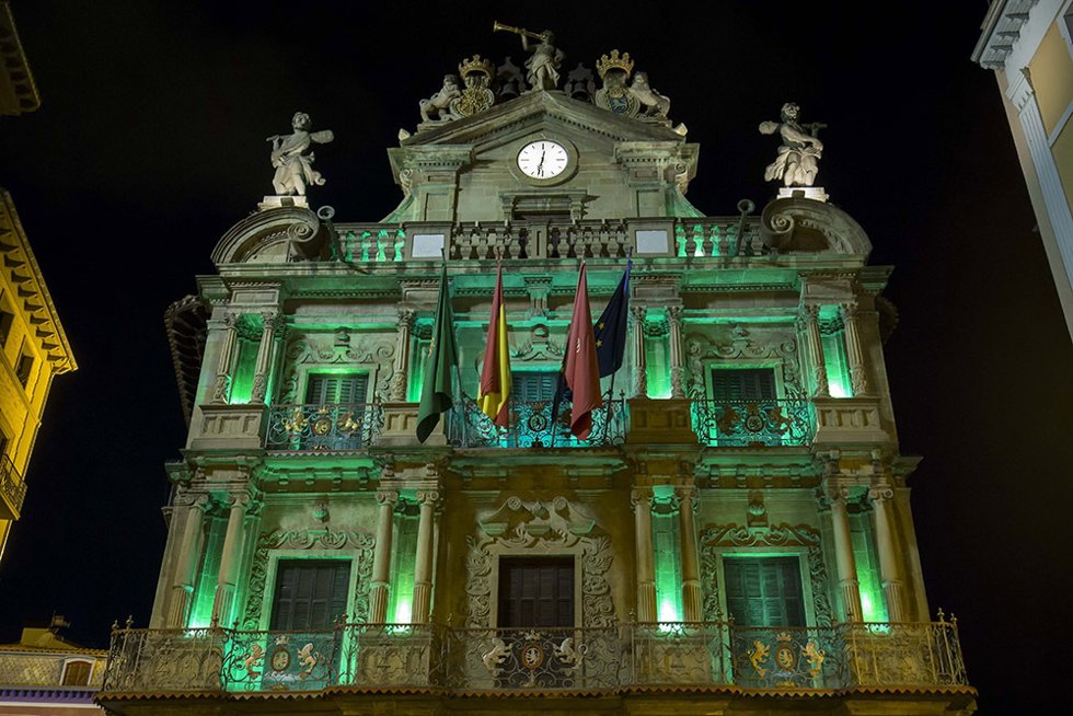 Archivo - Fachada del Ayuntamiento iluminada de verde.