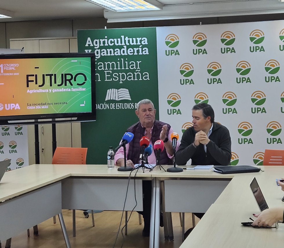 El secretario general de UPA, Lorenzo Ramos, y el secretario general de UPA Andalucía