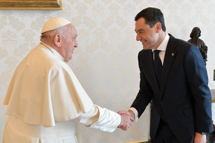 Archivo - El presidente de la Junta de Andalucía, Juanma Moreno, es recibido en audiencia por el Papa Francisco, este jueves, en el Vaticano