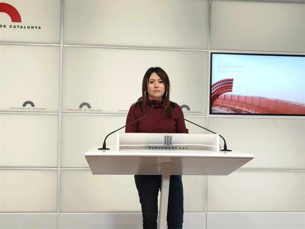 La diputada de la CUP en el Parlament Laure Vega en una rueda de prensa en la Cámara catalana, a 4 de febrero de 2025, en Barcelona (Catalunya)