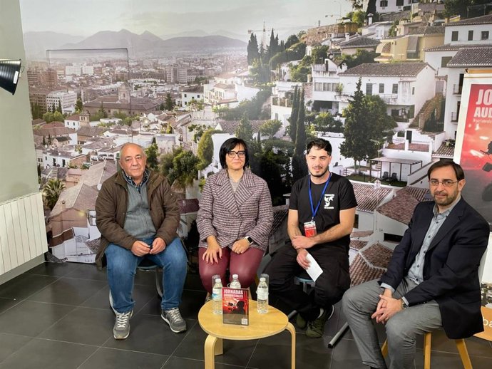La delegada de Desarrollo Educativo de la Junta en Granada, María José Martín, ha participado en la apertura de la Ateca del IES Albayzín