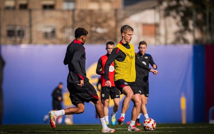 El jugador del FC Barcelona Dani Olmo en un entrenamiento en la Ciutat Esportiva Joan Gamper