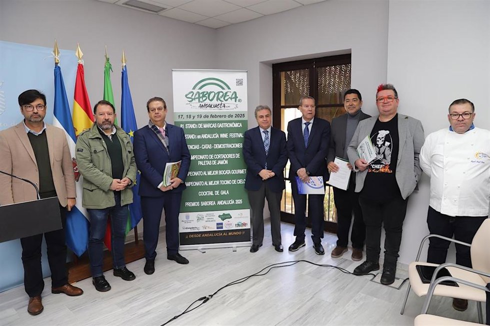 El teniente de alcaldesa de Turismo y Promoción de la Ciudad en el Ayuntamiento de Jerez de la Frontera (Cádiz), Antonio Real, y el gerente de Saborea Andalucía, Álvaro Amaya, presentan el congreso en torno a la gastronomía 'Saborea Andalucía 2025'