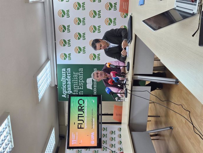 El secretario general de UPA, Lorenzo Ramos, y el secretario general de UPA Andalucía, Cristóbal Cano, durante la rueda de prensa en la se han desgranado las líneas de trabajo del 11º Congreso Federal y los retos de los próximos cuatro años.