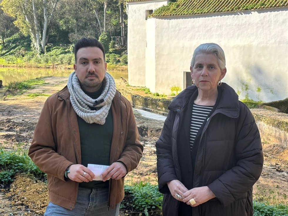 El delegado de Patrimonio y Turismo, Christopher Rivas, junto a la delegada de Monumento Natural y Medioambiente, Luisa Campos, visitan el Molino de San Juan.
