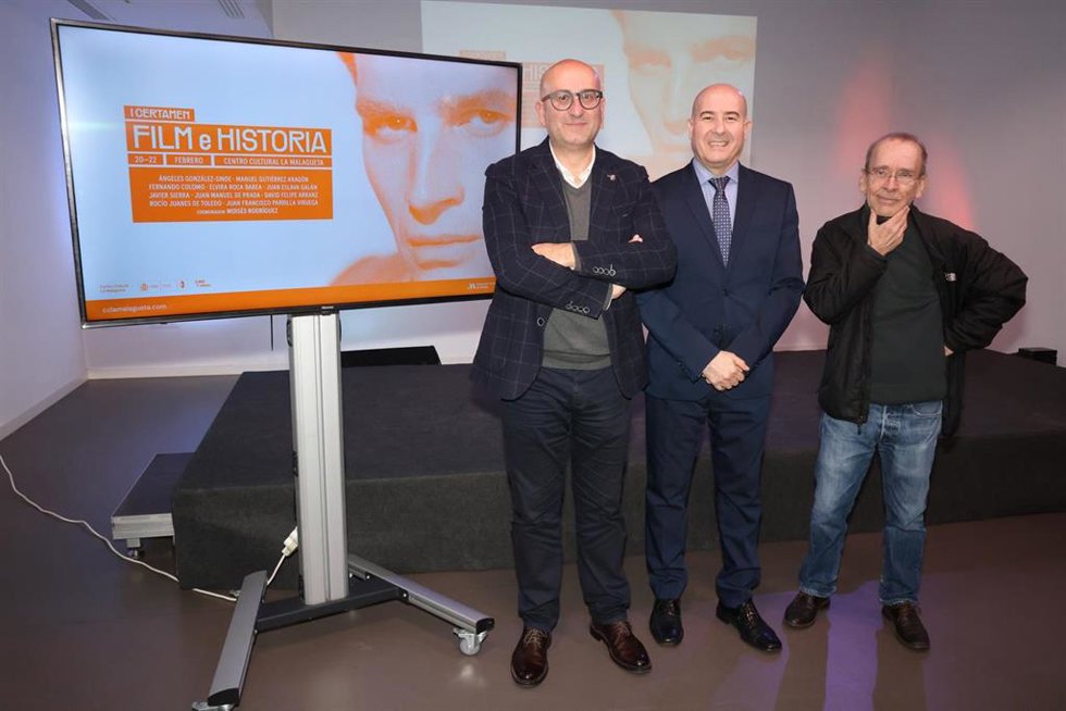 El vicepresidente y diputado provincial de Cultura, Manuel López Mestanza, junto al periodista Moisés Rodríguez, coordinador del evento y moderador de los encuentros, ha presentado el encuentro.