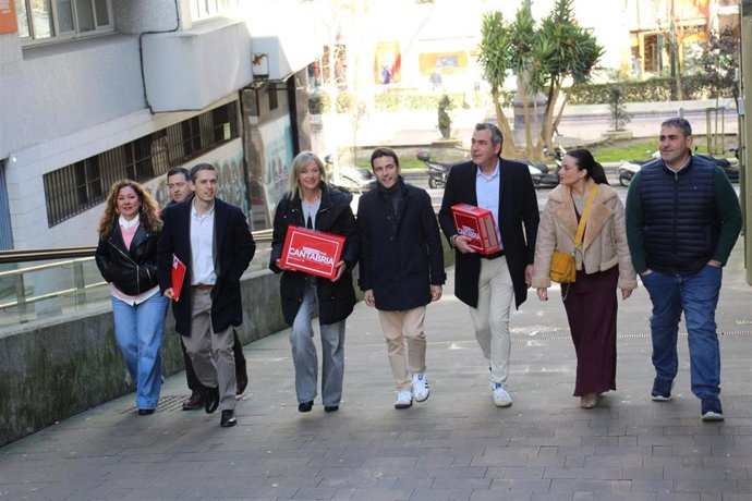 Casares presenta los avales a su candidatura.