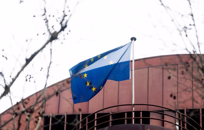 Archivo - Una bandera de la Unión Europea, a 3 de enero de 2024, en Madrid (España). La bandera de la Unión Europea está formada por 12 estrellas amarillas dispuestas en círculo sobre un fondo azul. Las estrellas representan los ideales de solidaridad y a