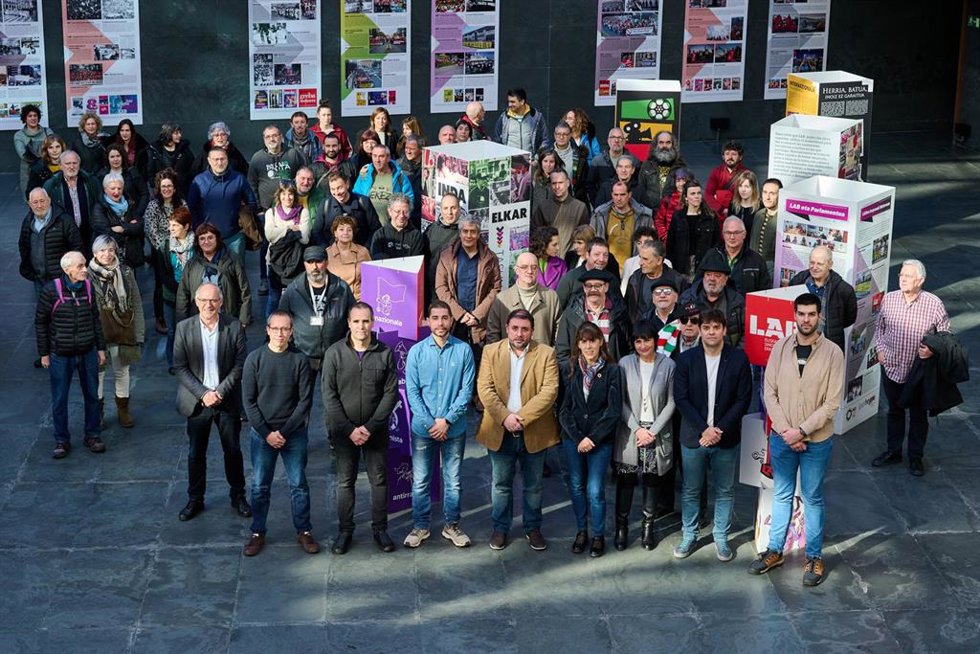 El Parlamento de Navarra acoge una exposición que repasa los 50 años de historia del sindicato LAB.