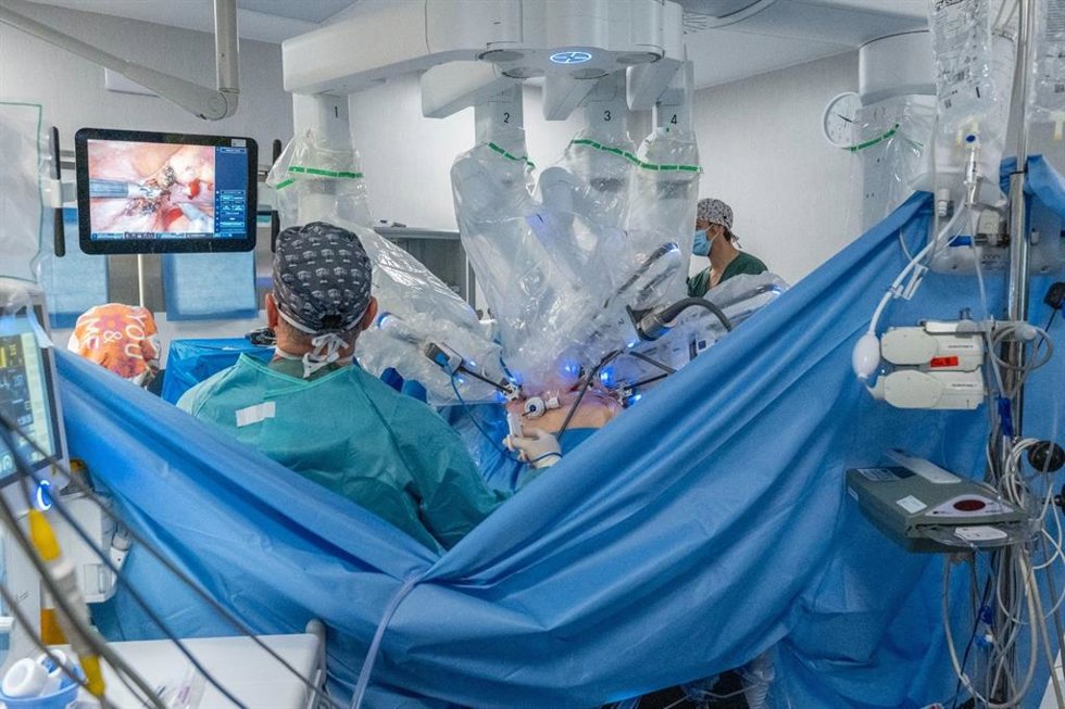 Archivo - Imagen de archivo de profesionales del Hospital de Jaén realizando una histerectomía con el robot Da Vinci.