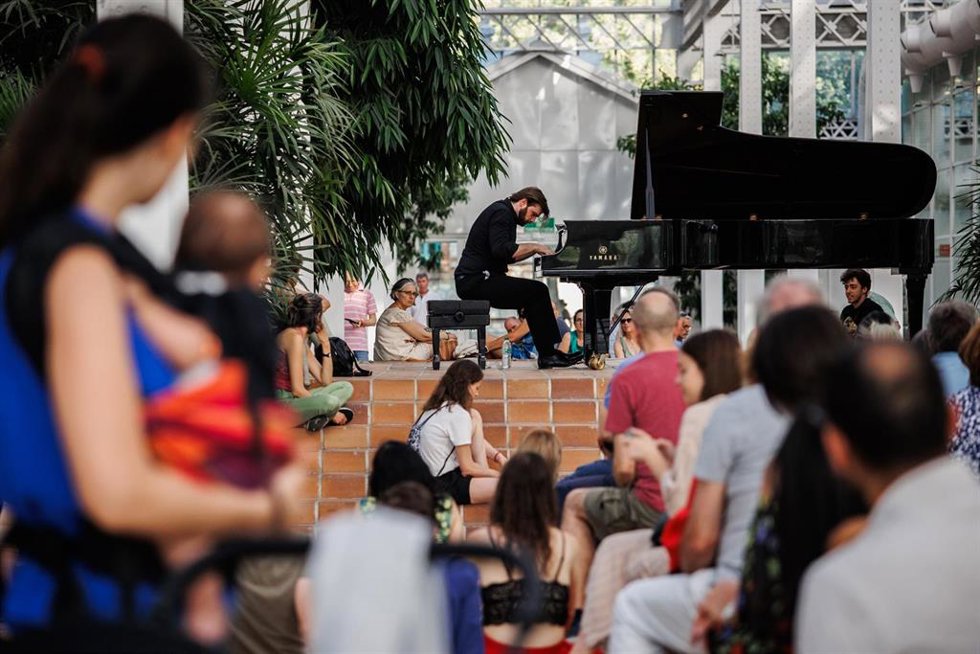 Archivo - El pianista Rafael Kyrychenko interpreta al piano El ruiseñor y los cuadros durante la primera edición de Piano City Madrid, en el Invernadero del Palacio de Cristal de Arganzuela 