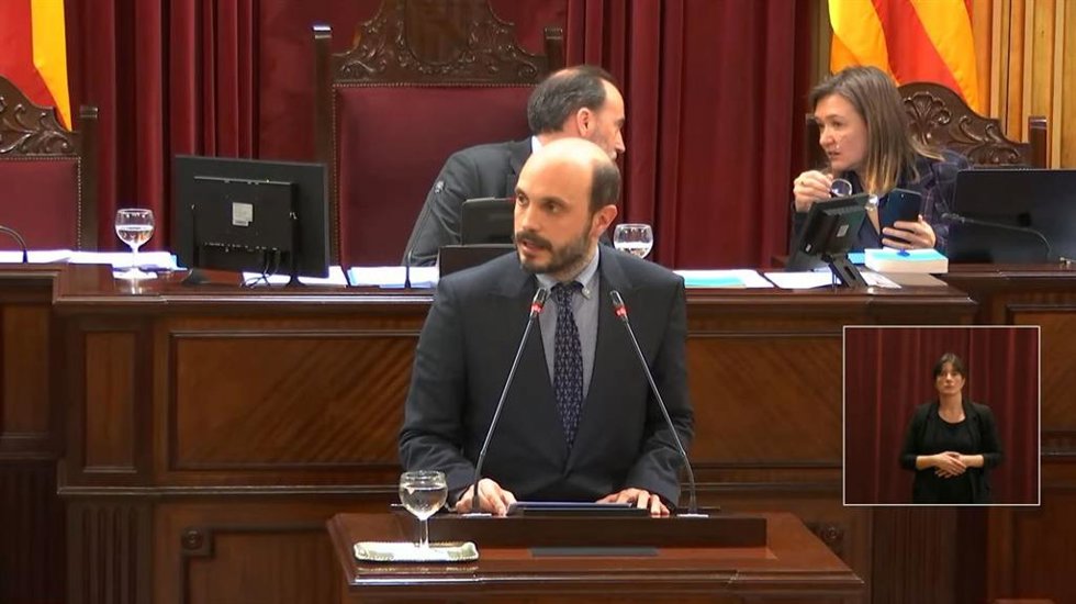 El diputado del PSIB Carles Bona defiende la moción presentada este martes en el Parlament.