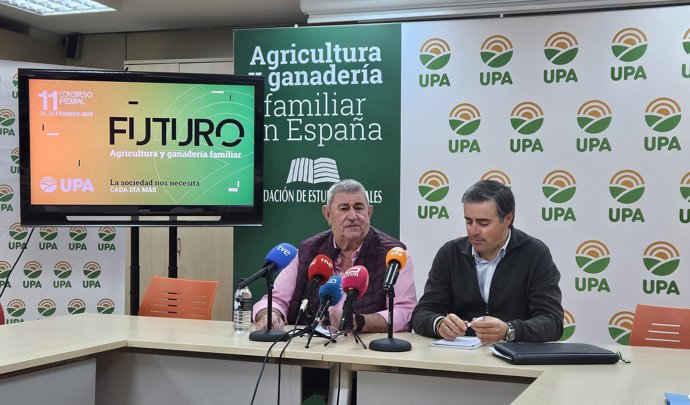 El secretario general de UPA, Lorenzo Ramos, y el secretario general de UPA Andalucía, Cristóbal Cano.