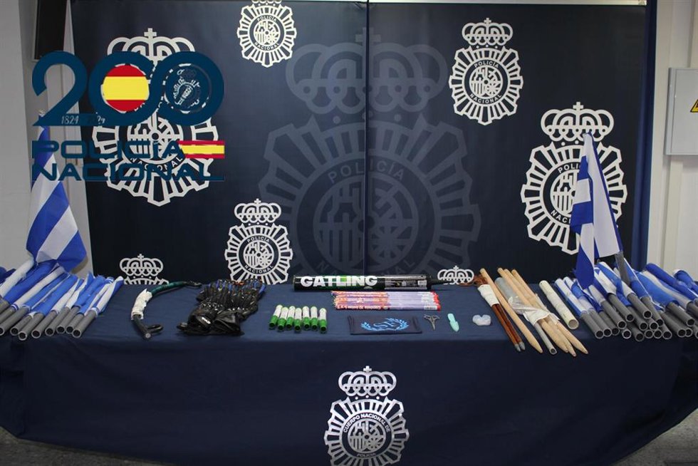 Objetos incautados a los ultras del Betis y el Alavés.