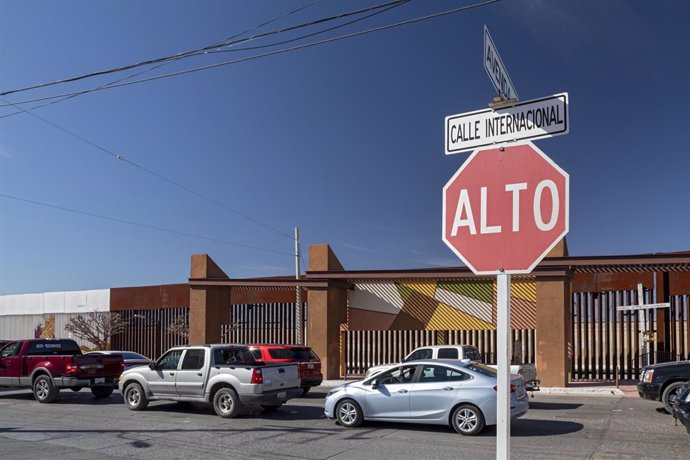 Archivo - March 22, 2022, Agua Prieta, Sonora, USA: Agua Prieta, Mexico - Cars lined up on Calle Internacional (International Street) next to the U.S.-Mexico border fence, waiting to cross into Douglas, Arizona.