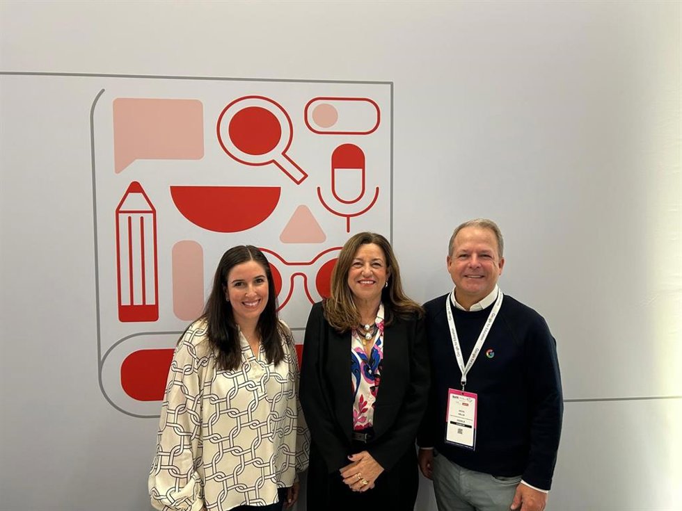 La consejera de Desarrollo Educativo y Formación Profesional, María del Carmen Castillo, en el centro de la imagen, con el director mundial de Educación en Google, Kevin Kells. (Foto de archivo).