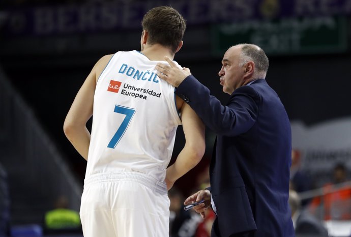 Archivo - Pablo Laso - Luka Doncic (Real Madrid)