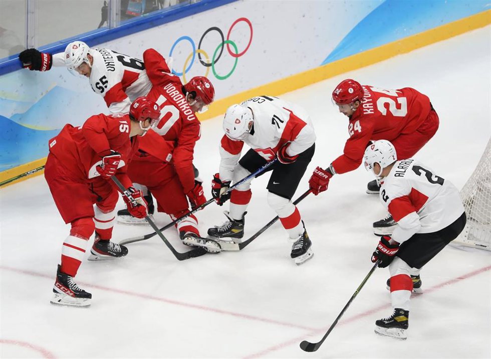 Archivo - Imagen de un partido entre Rusia y Suiza en los Juegos Olímpicos de Invierno de 2022