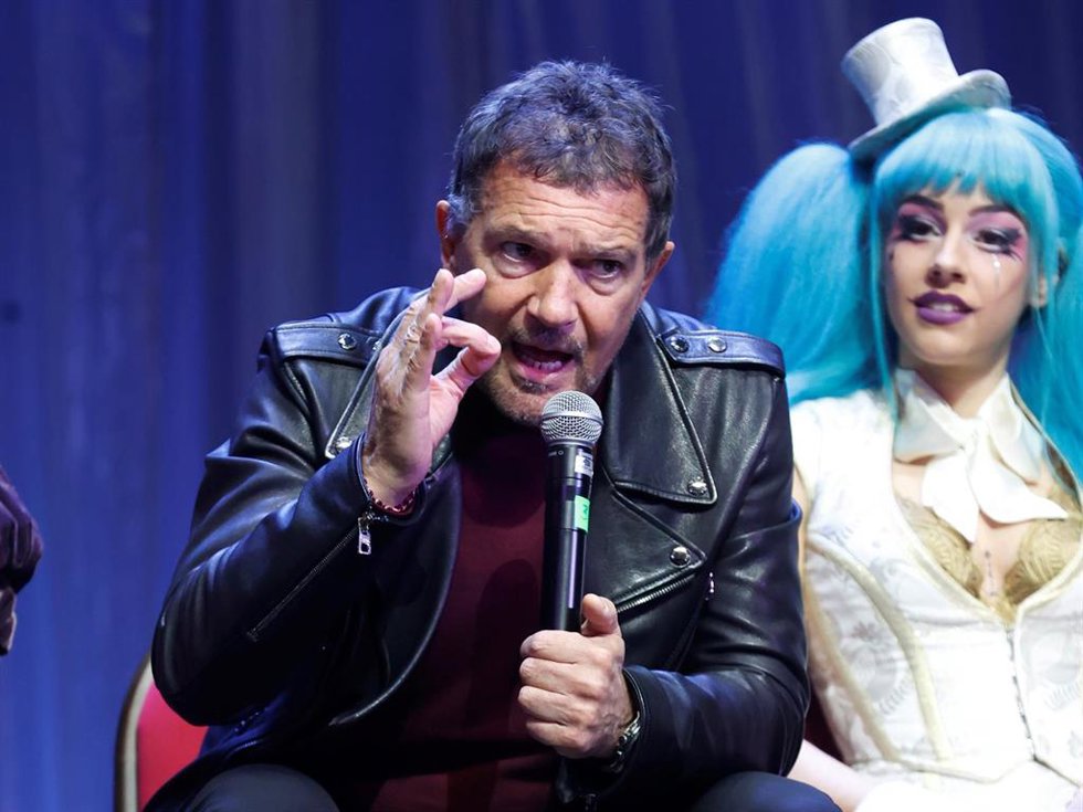 (I-D) Antonio Banderas Y Laia Prats Durante La Presentación Del Musical 'Gypsy' Presentado En El Teatro Apolo