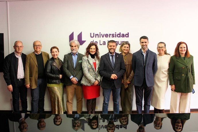 El rector de la ULL, Francisco García (c), en la firma de la cátedra de comunicación con la RTVC