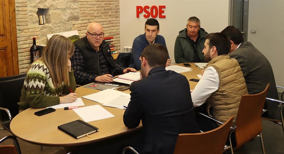 La UAGR se reúne con los diputados de IU, PSOE y VOX para abordar la crisis del sector agrario riojano