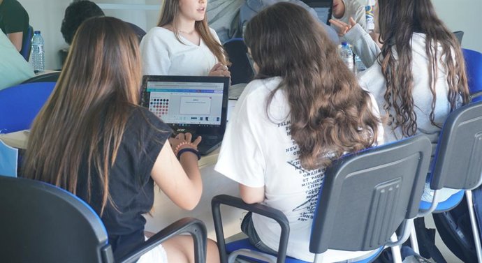 Imatge d'arxiu d'adolescents