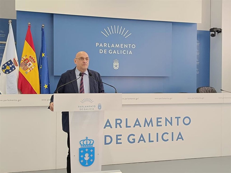 El diputado de Democracia Ourensana, Armando Ojea, en rueda de prensa en el Parlamento de Galicia