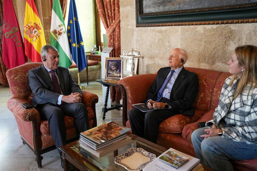 El alcalde, José Luis Sanz, recibe en la Casa Consistorial al consejero de Su Majestad el Rey de Marruecos y copresidente de la Fundación Tres Culturas, André Azoulay.
